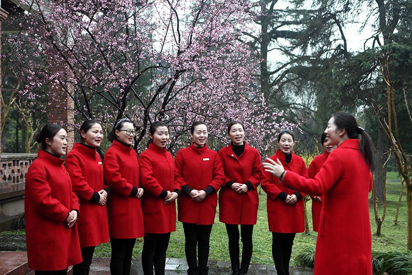 國家二級(jí)演員、揚(yáng)州市文化館社會(huì)工作中心主任周倩為船娘們培訓(xùn)揚(yáng)州小調(diào)